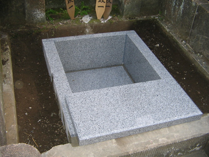 納骨棺内の水 納骨棺内の水